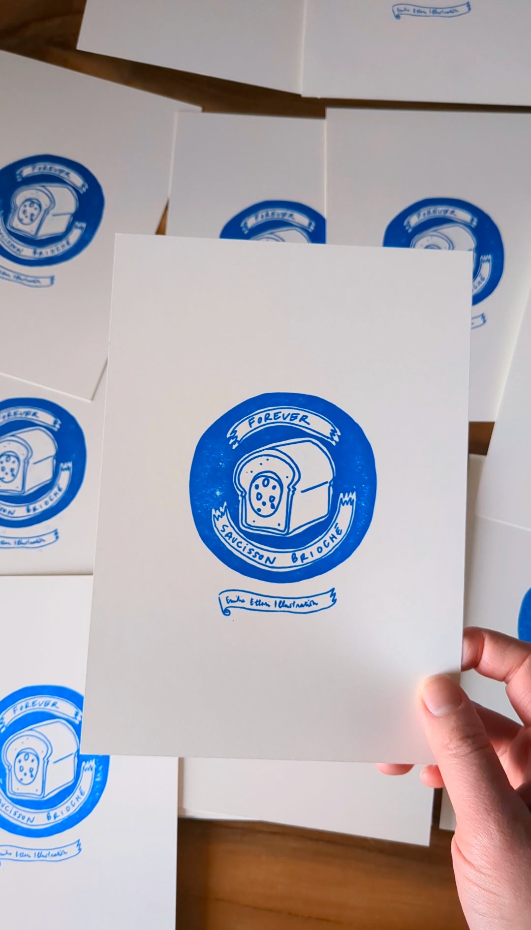 Petite Linogravure “ Forever Saucisson Brioché”, encre bleue